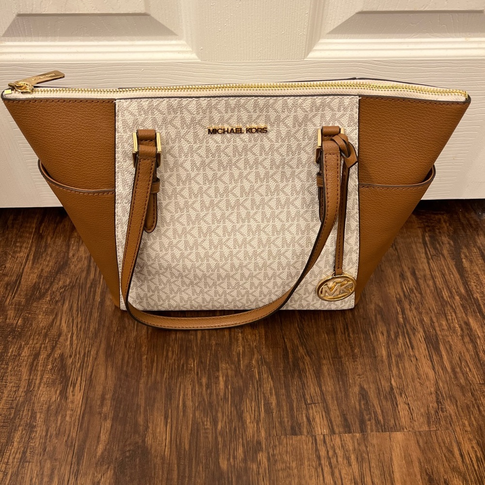 MK medium sized purse. Excellent condition. Tan and Brown color.